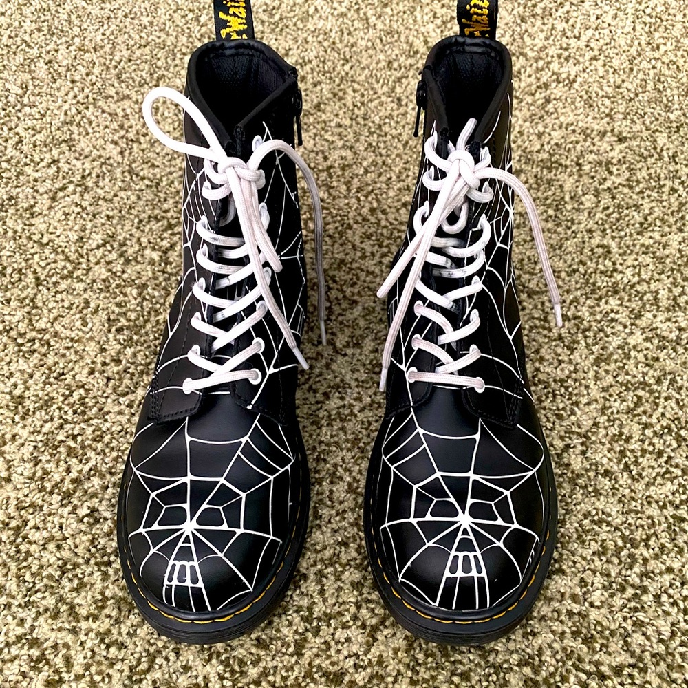 Limited edition skull web Dr Martens